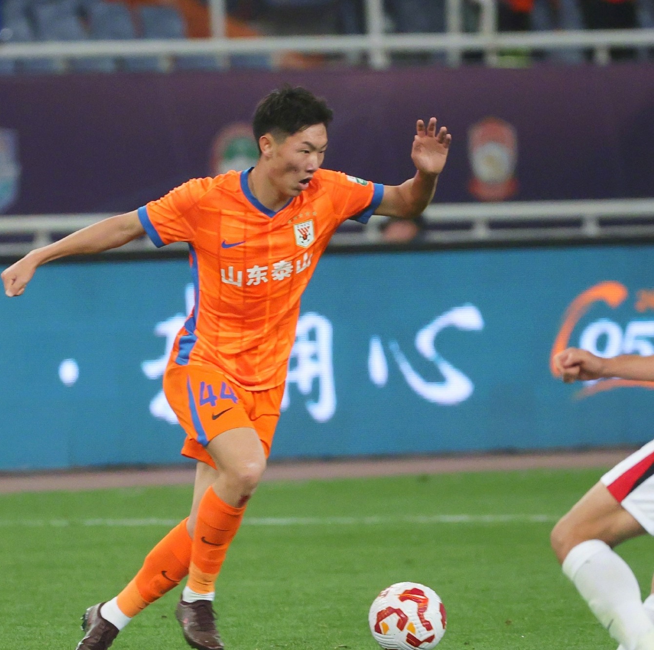 爱游戏全站清晨山东泰山调整名单以备法甲;远射贴柱环节打磨;气氛紧张;球探报告显示潜力的简单介绍